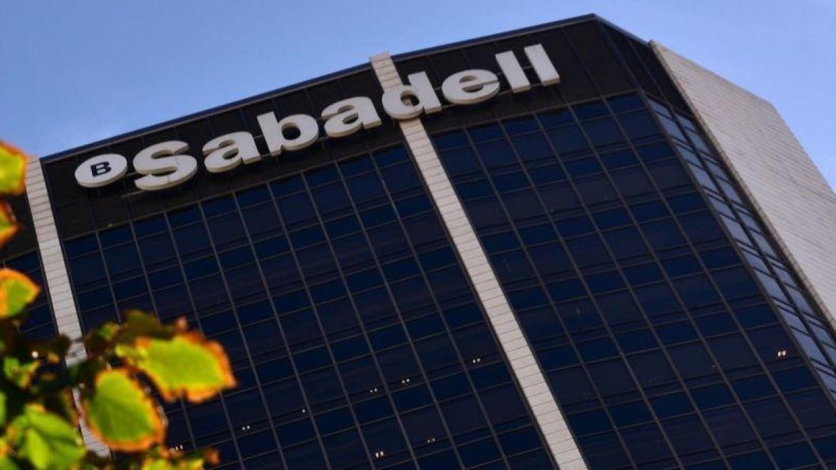 Edificio del Banc Sabadell en Barcelona.-PIERRE-PHILIPPE MARCOU/AFP