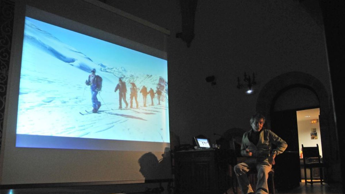 El alpinista abulense durante su conferencia ayer en el Aula Magna Tirso de Molina.-VALENTÍN GUISANDE