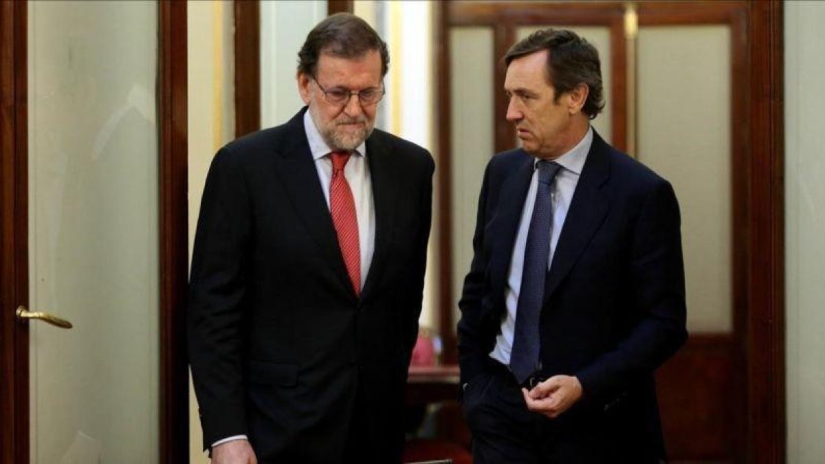Mariano Rajoy conversa con Rafael Hernando en los pasillos del Congreso, el pasado mes de julio.-JUAN MANUEL PRATS