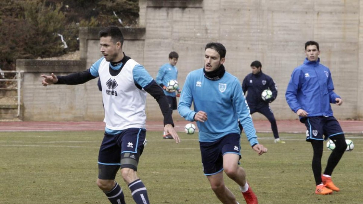 Elgezabal, en el entrenamiento de ayer en el anexo de Los Pajaritos con Manu del Moral, será titular ante el Cádiz.-Luis Ángel Tejedor