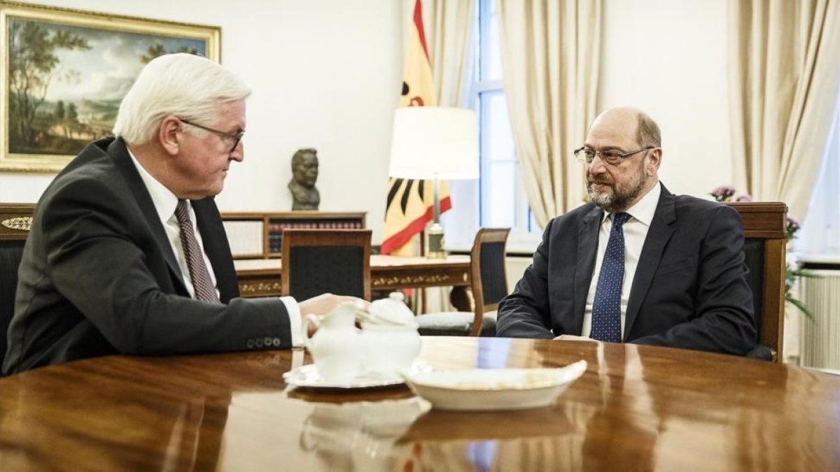 El presidente de Alemania, Frank-Walter Steinmeier, y el líder del SPD, Martin Schulz, reunidos en el palacio Bellevue de Berlín.-/ EFE / JESCO DENZEL