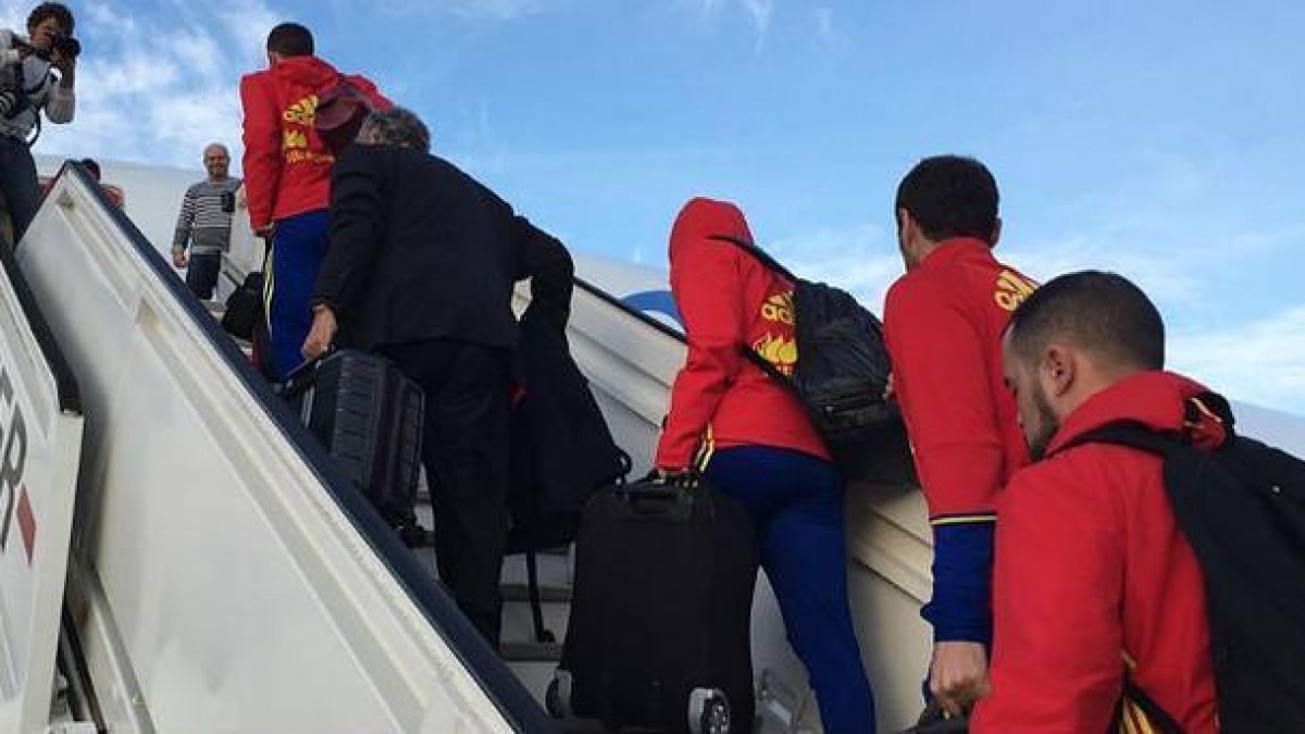 La selección española de regresando al avión.-