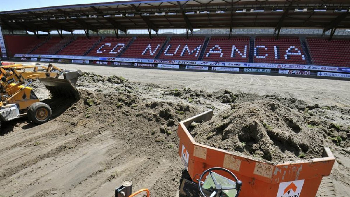 Imagen de los trabajos que se están llevando a cabo para instalar el nuevo césped de Los Pajaritos.-VALENTÍN GUISANDE