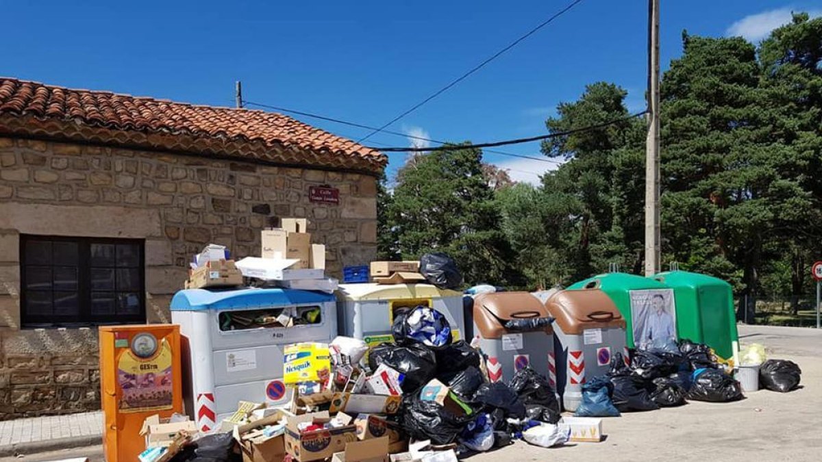 Estado en el que los campistas dejaron la basura junto a unos contenedores ubicados en la entrada de Vinuesa.-HDS