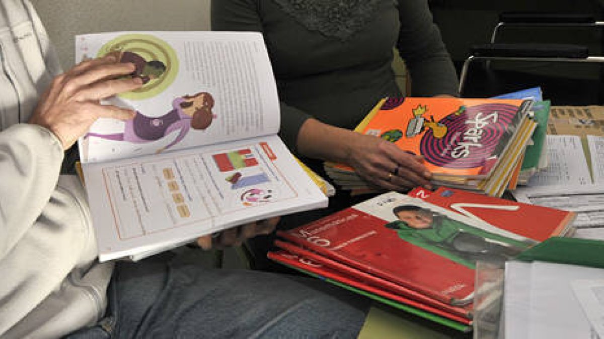 El Ayuntamiento concede 197 ayudas para libros y material escolar por importe total de 19.700 euros. / Á.M.-