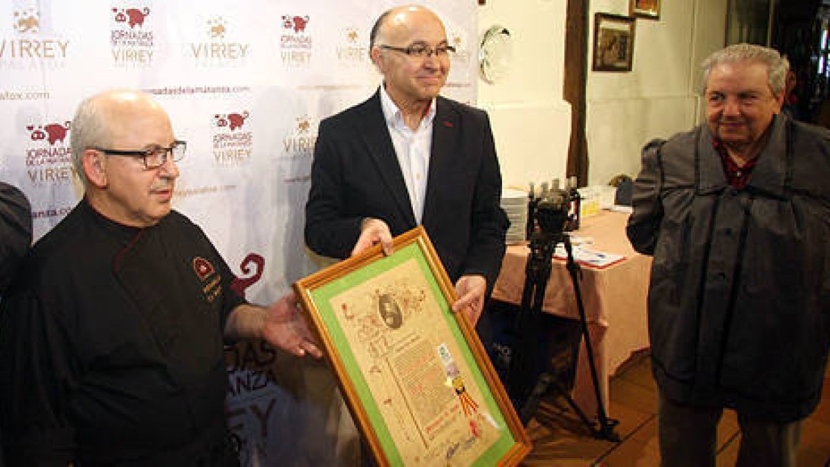 Ramiro Ruiz Medrano recoge la distinción flanqueado por los hermanos Félix y Gil Martínez Soto. / DIEGO MAYOR-
