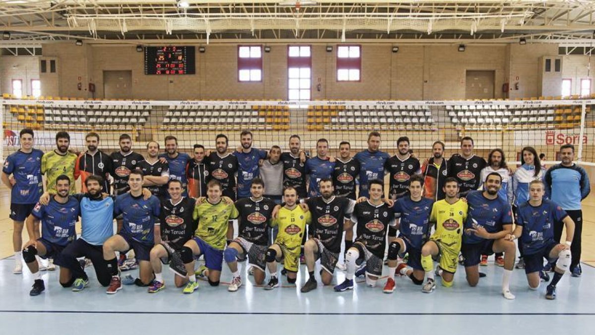 El Río Duero y el Sporting posan juntos a la finalización del partido que los enfrentó en el Torneo de voleibol de San Saturio.-MARIO TEJEDOR
