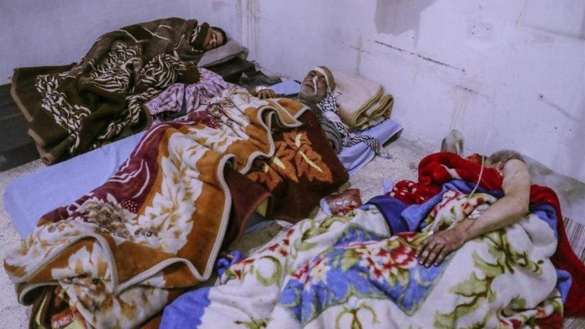 Heridos en un hospital de Duma, en Guta.-AFP / MOHAMMED BADRA