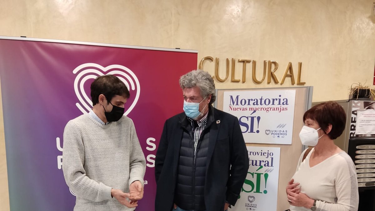 Jorge Ramiro charla con Juan López de Uralde en presencia de Marisa Muñoz. HDS