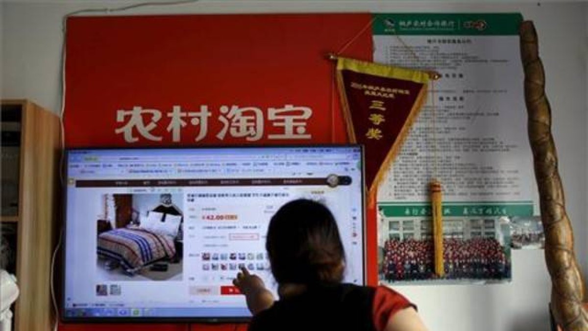 Un cliente realiza una compra a través de la plataforma de Alibaba en una zona rural.-Foto: REUTERS