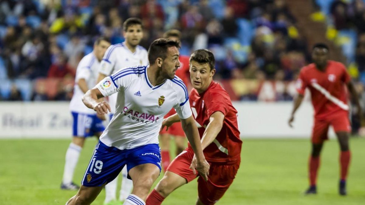 Marc Gual, de rojo, en su etapa como jugador del Sevilla Atlético.-Heraldo de Aragón