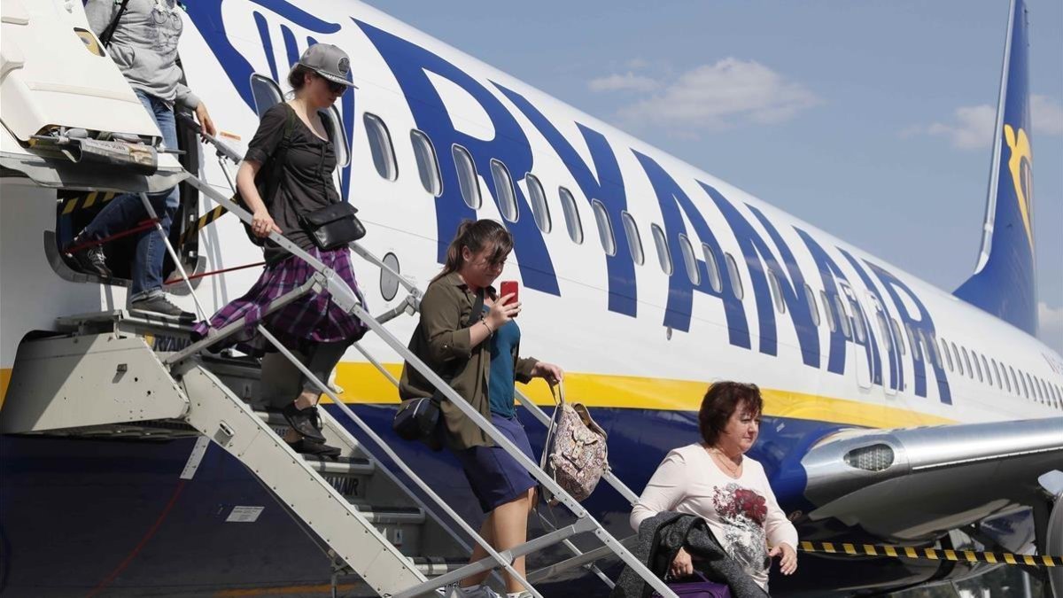 Unos pasajeros desembarcan de un vuelo de Ryanair.-GLEB GARANICH