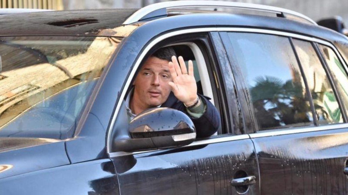 Matteo Renzi saluda desde su coche un día después de presentar su dimisión, en Pontassieve, cerca de Florencia, el 8 de diciembre.-EFE / MAURIZIO DEGLI INNOCENTI