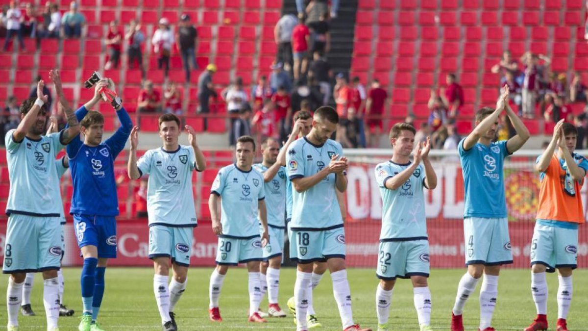 Los jugadores del Numancia saludan a los aficionados rojillos presentes en el Nou Estadi.-AREA 11