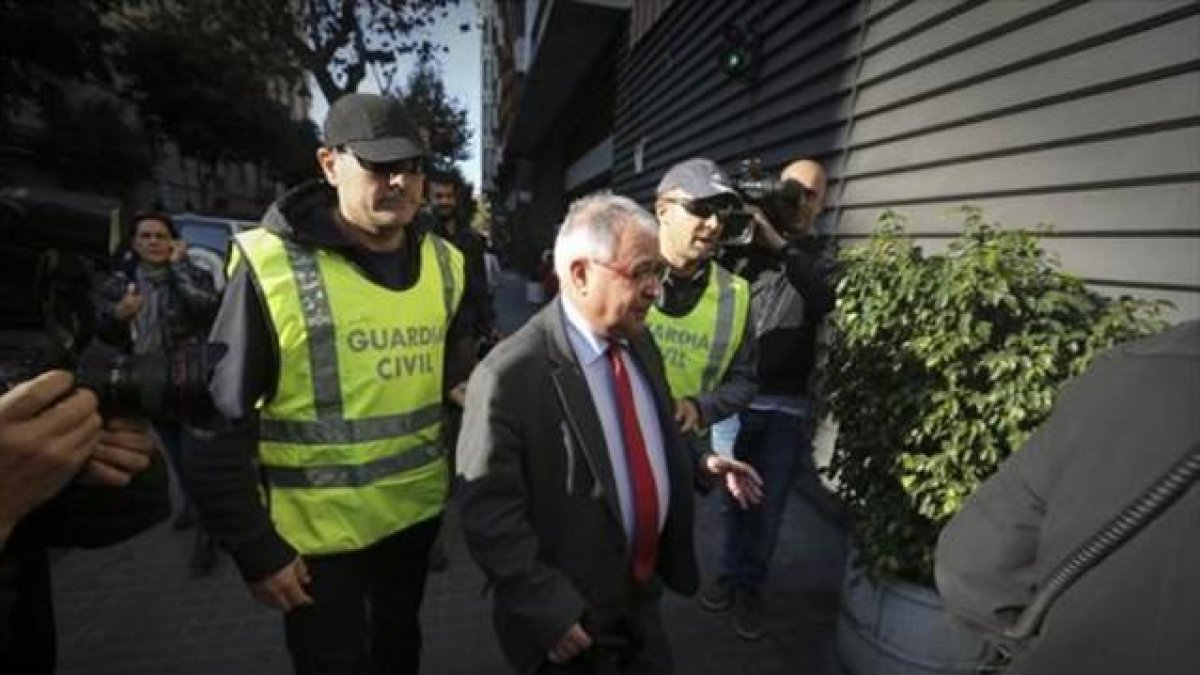 El tesorero de CDC, Andreu Viloca , escoltado por la Guardia Civil.-DANNY CAMNINAL