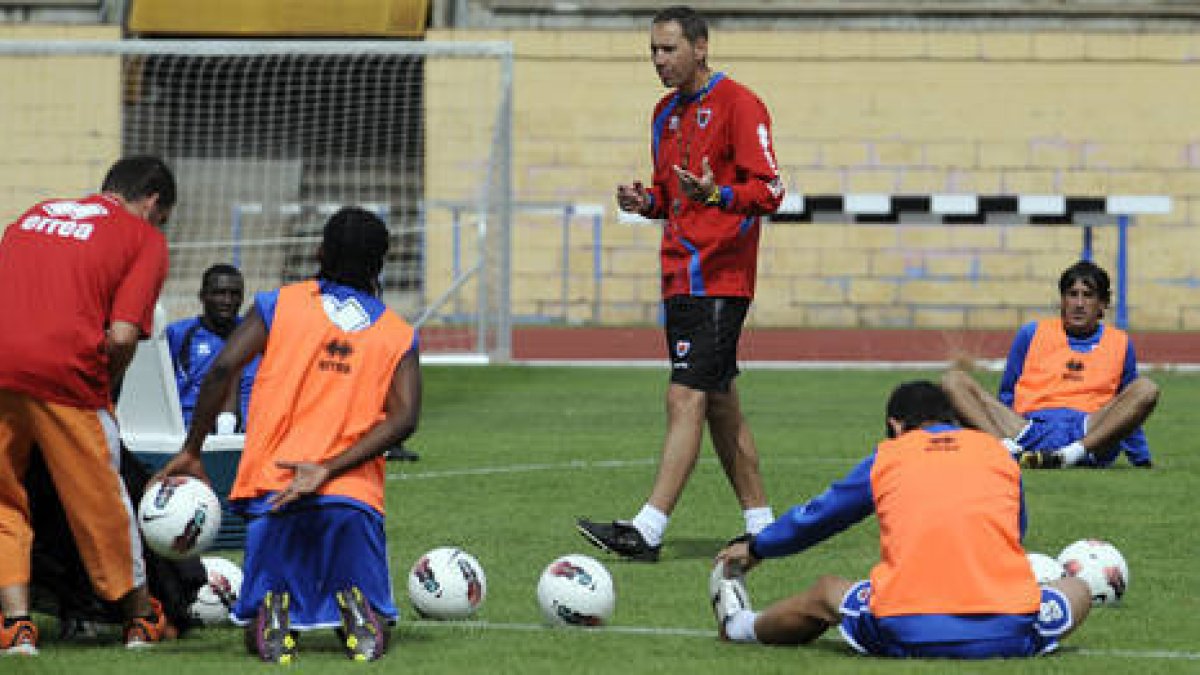 Pablo Machín durante un entrenamiento del Numancia. / ÚRSULA SIERRA-