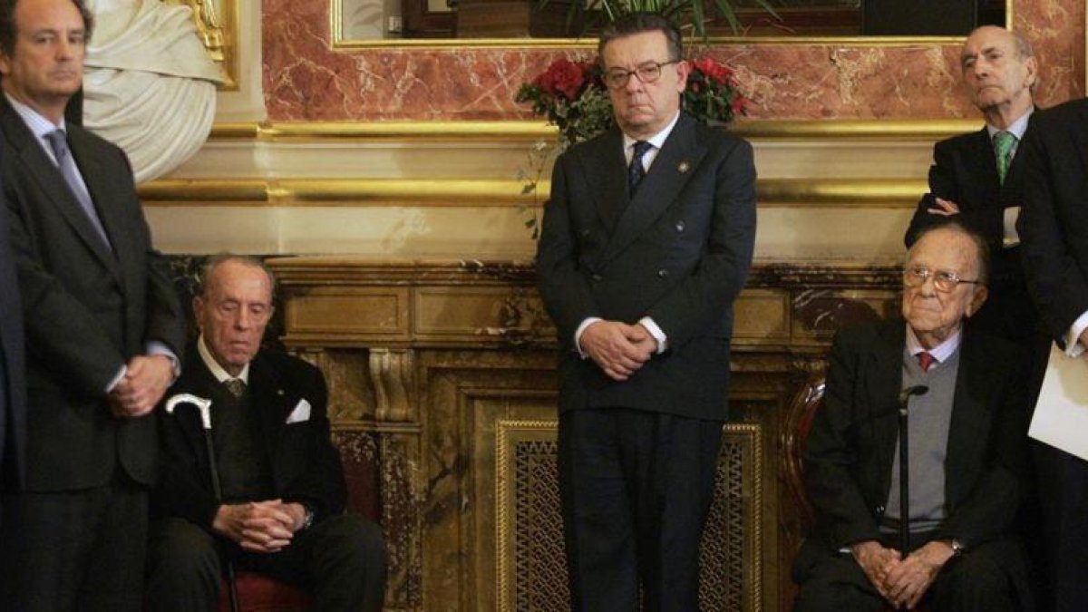 Algunos de los llamados 'padres de la Constitución' se reunieron hace unos años en el Congreso para celebrar su aniversario.-JUAN MANUEL PRATS