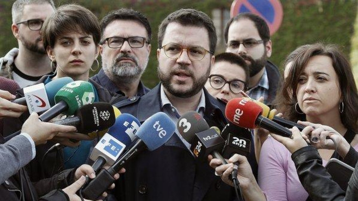 El coordinador nacional de ERC y vicepresidente del Govern, Pere Aragonès, atiende a los medios, en Barcelona.-EFE