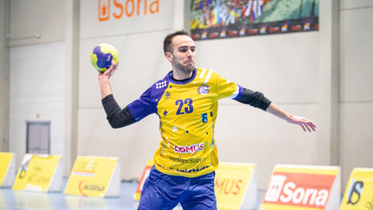 Francisco García Lacarra, en un partido del BM Soria. MARIO TEJEDOR