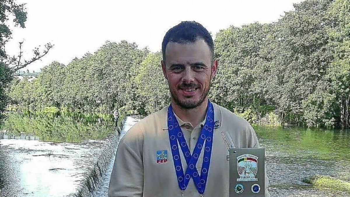 Rubén Santos Becerra muestra las dos medallas del Europeo-EL MUNDO