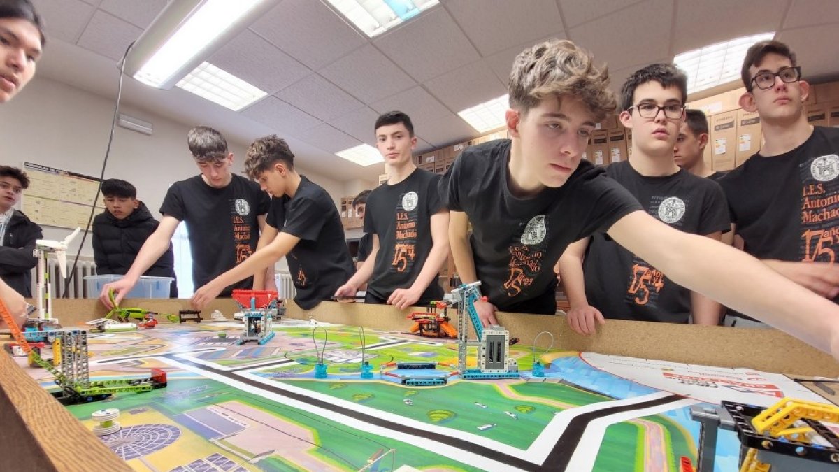 Equipo de instituto Antonio Machado en la First Lego League. HDS