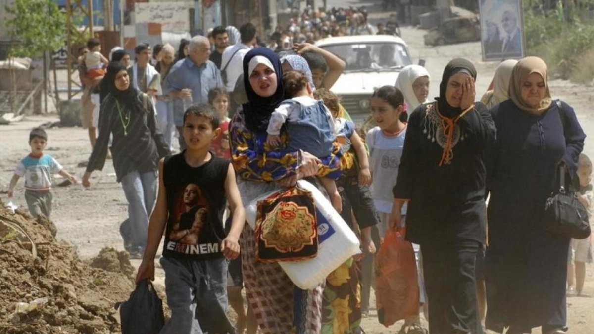 Refugiados palestinos en Líbano huyen de los combates en el 2007.-STR