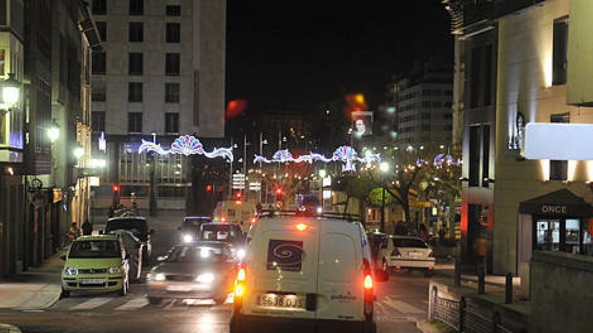 Panorámica nocturna de la calle Ramón y Cajal, con Mariano Granados al fondo. / VALENTÍN GUISANDE-
