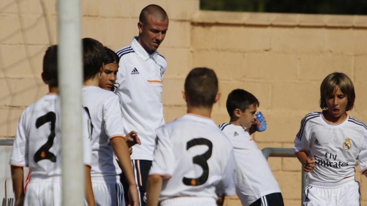 Guti, con los alevines del Madrid, en el 2013.-EL PERIÓDICO
