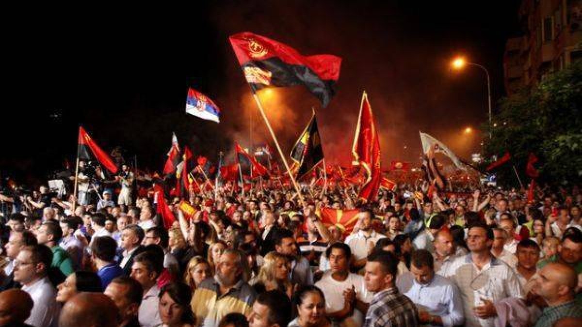 Partidarios del Gobiernio conservador VMRO-DPMNE se manifiestan en Skopje, Macedonia.-Foto: AP