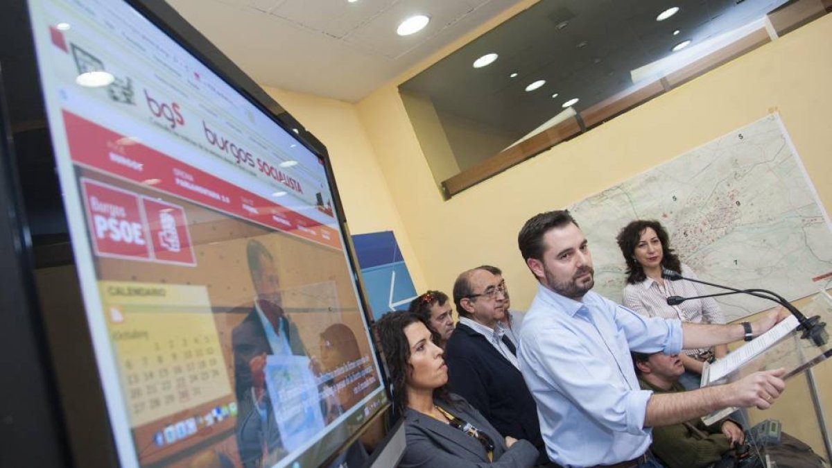 Daniel de la Rosa, acompañado por varios miembros del partido, presenta su candidatura al proceso de primarias para elegir al candidato del PSOE a la Alcaldía de Burgos-Ical