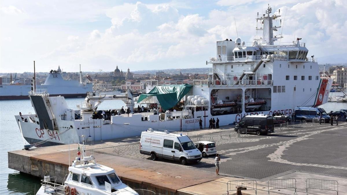 Miembros de la policía italiana patrullan en el puerto de Catania esperando el permiso para el desembarco de 177 migrantes a bordo del barco Diciotti.-EFE / ORIETTA SCARDINO