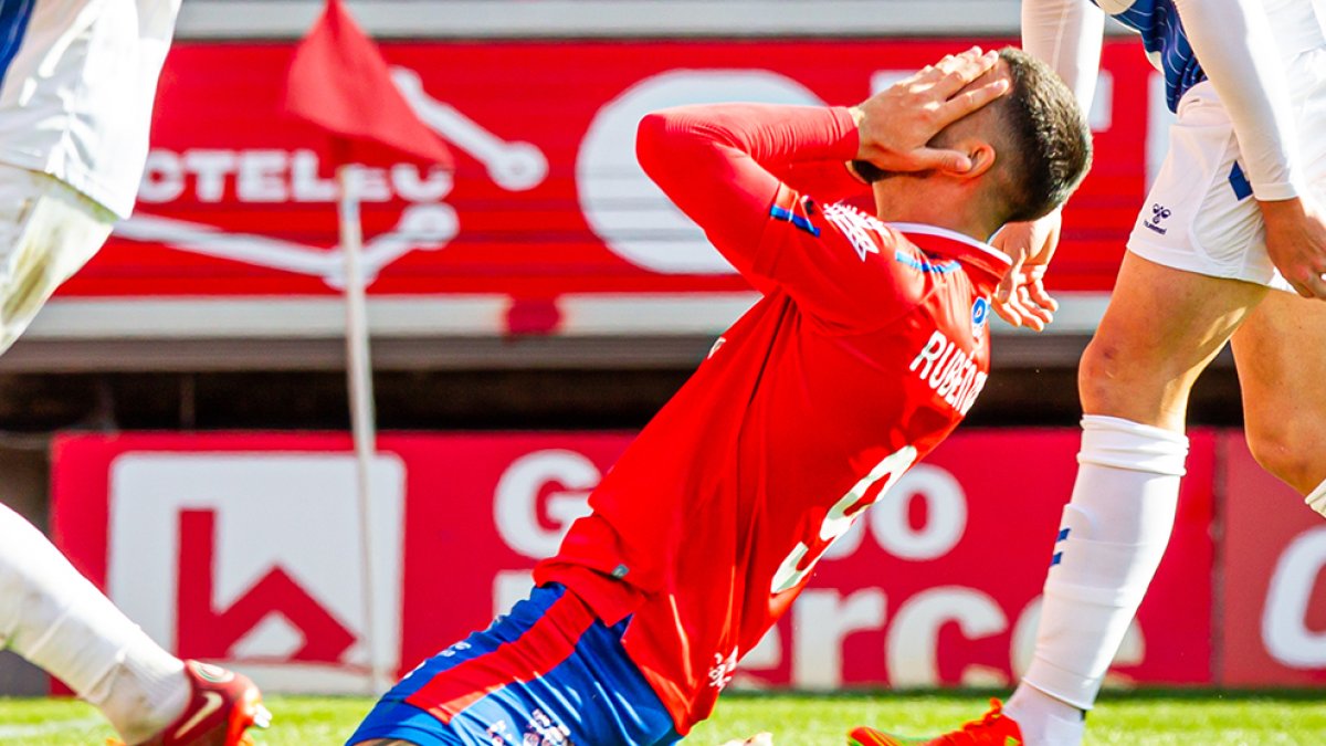 Rubén Mesa se lamenta de una acción durante el partido del pasado domingo entre el Numancia y el Sabadell disputado en Los Pajaritos. MARIO TEJEDOR