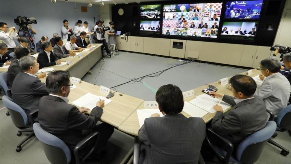 El gobierno de la isla de Hokkaido se reúne en una teleconferencia tras el lanzamiento del misil norcoreano.-AP / MASANORI TAKEI