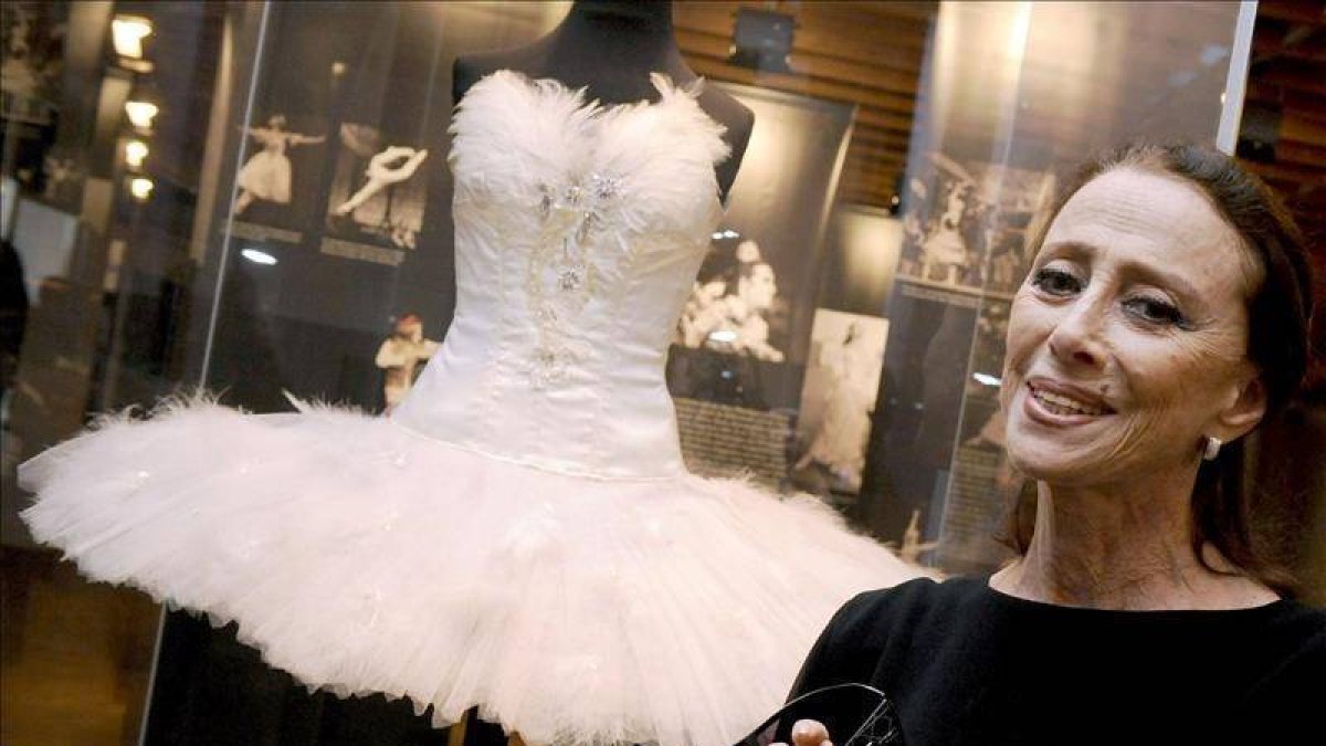 La leyenda del ballet ruso Maya Plisetskaya sonríe junto al traje que una vez usó para representar 'El lago de los cisnes'.-EFE