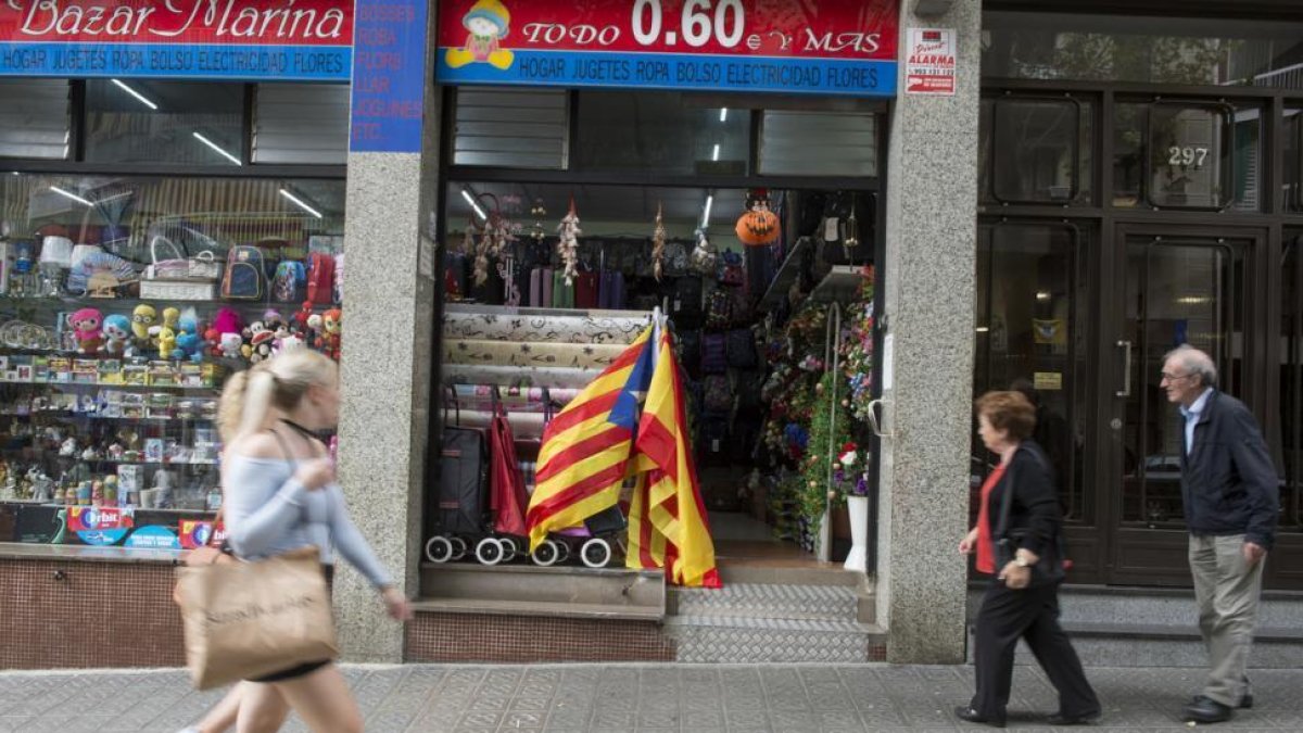 Banderas en el escaparate de un bazar chino.-JORDI COTRINA