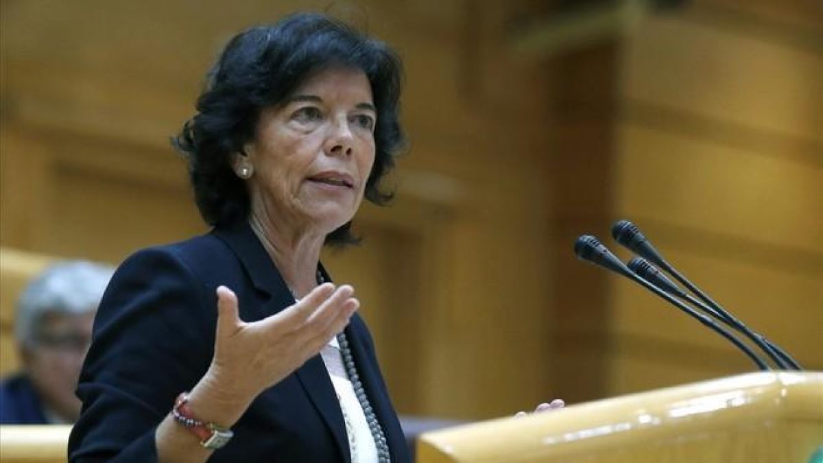 La ministra Celáa en una intervención en el Senado.-EFE / KIKO HUESCA