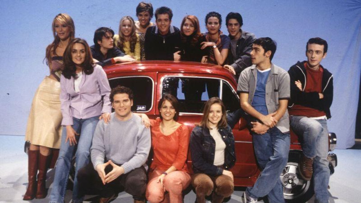 Imagen promocional de los actores de Al salir de clase, en febrero del 2000.-EL PERIÓDICO
