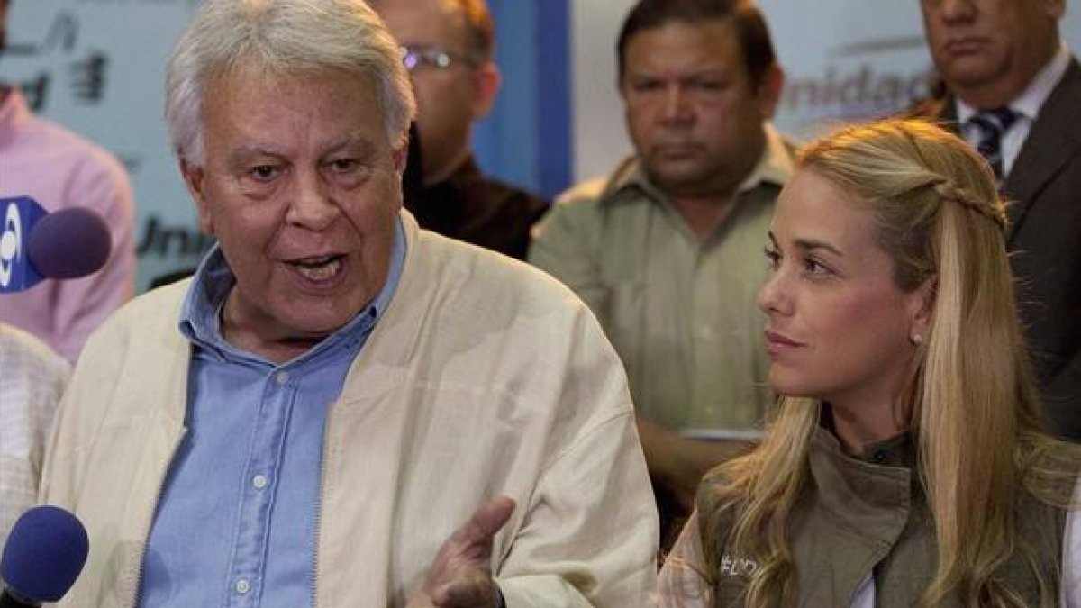 González habla ante la prensa junto a Lilian Tintori, esposa del dirigente opositor Leopoldo López, este lunes en Caracas.-Foto: AP / ARIANA CUBILLOS