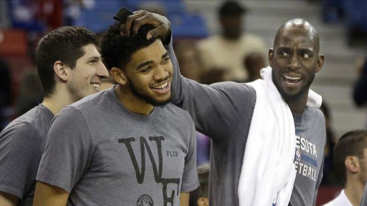 Garnett, en una imagen de la pasada temporada, con la nueva estrella de Minnesota, Towns-RICH PEDRONCELLI / AP