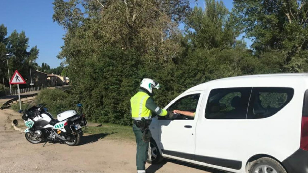 La Guardia Civil controla un vehículo. HDS