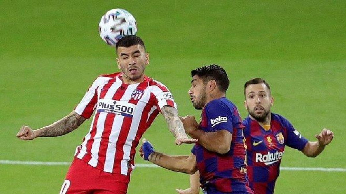 Correa, presionado por Luis Suárez y Jordi Alba.-JUANJO MARTÍN