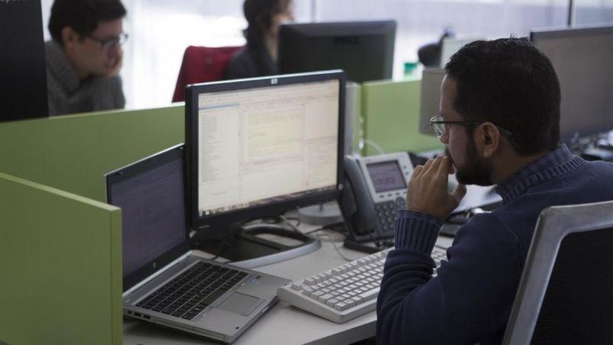 Un operario del Centre de Excel·lencia del Big Data de Barcelona.-ALBERT BERTRAN