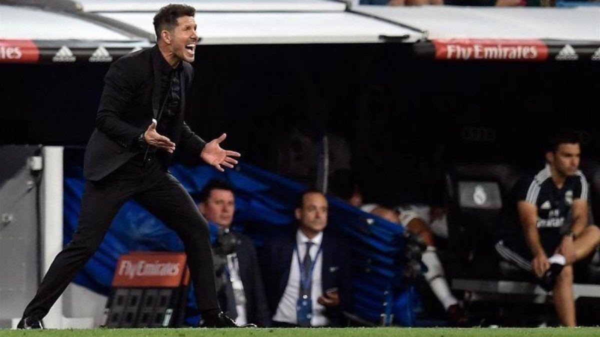 Simeone se queja de una acción en el derbi con el Madrid en el Bernabéu.-AFP / ÓSCAR DEL POZO