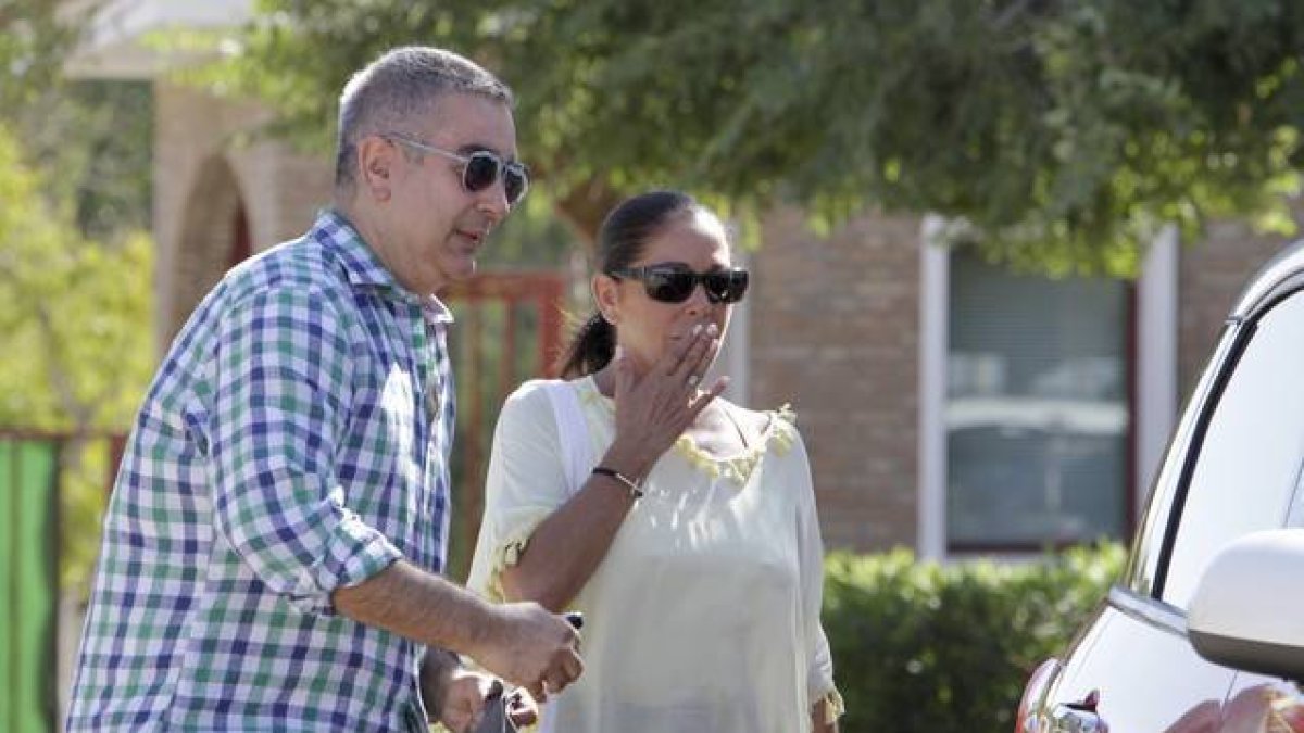 La tonadillera Isabel Pantoja junto a su hermano Agustín saliendo de la cárcel de Alcalá de Guadaíra, el pasado 30 de julio.-Foto: GTRES