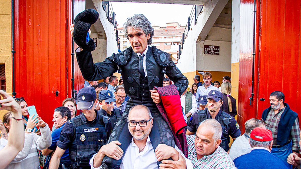 Rubén Sanz saliendo por la puerta grande. MARIO TEJEDOR