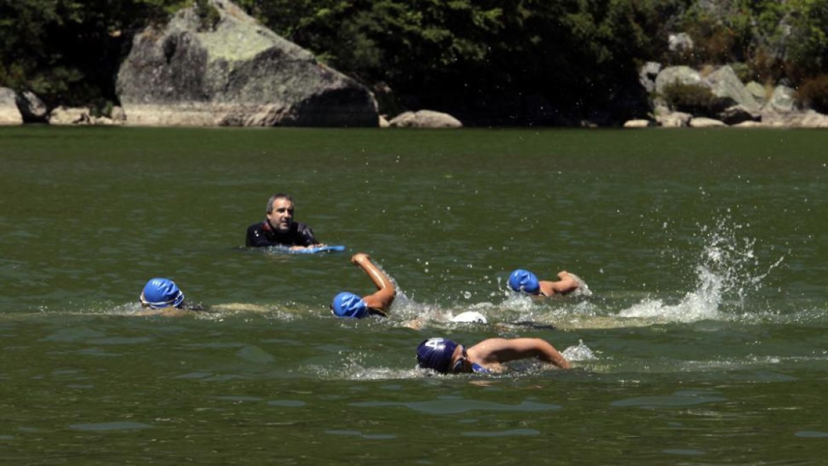 La Travesía a Nado de la Laguna Negra se celebró ayer con récord de participantes.-Diego Mayor