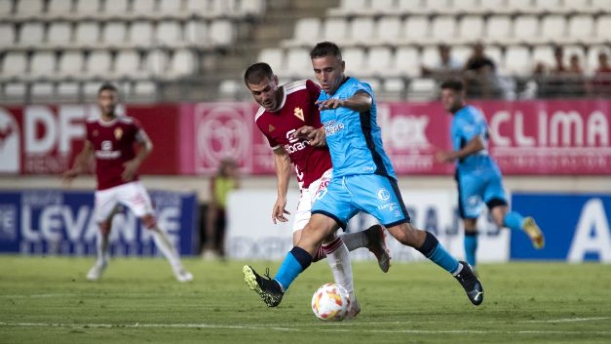 Carrillo en una jugada en el partido del sábado en Murcia. ÁREA 11