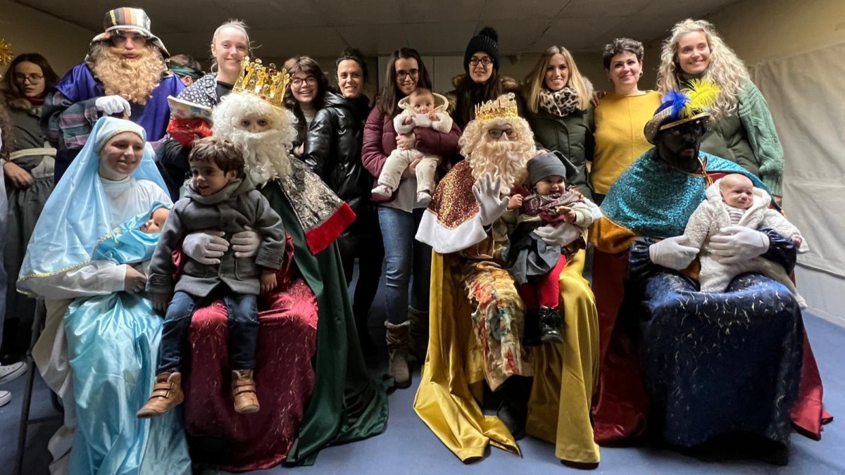 Los Reyes Magos durante su visita a Villálvaro con los niños.-ANA HERNANDO