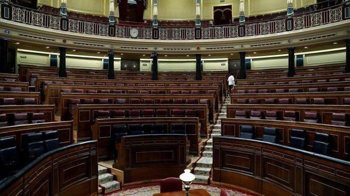 Vista del hemiciclo del Congreso vacío, en febrero, tras la última sesión previa a las pasadas elecciones generales.-EFE / CHEMA MOYA