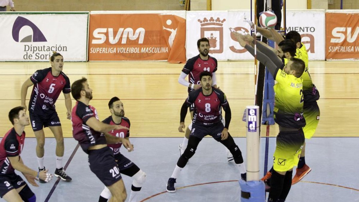 Marcelo Hister, a la izquierda con el dorsal 20, en el encuentro del curso pasado con Palma ante Río Duero.-Luis Ángel Tejedor